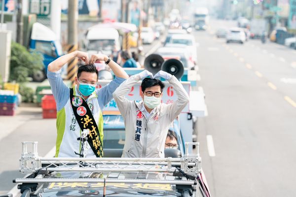 ▲▼高雄市長陳其邁車掃拜票行程滿檔。（圖／記者賴文萱翻攝）