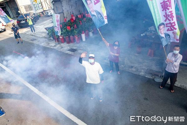 ▲選戰倒數計時，台南市長候選人黃偉哲15日在下營上帝廟，啟動「連任勝選車隊」，希望透過車隊掃街拜票，向市民傳達政見與願景，展現黃偉哲繼續拚的決心。（圖／記者林悅翻攝，下同）