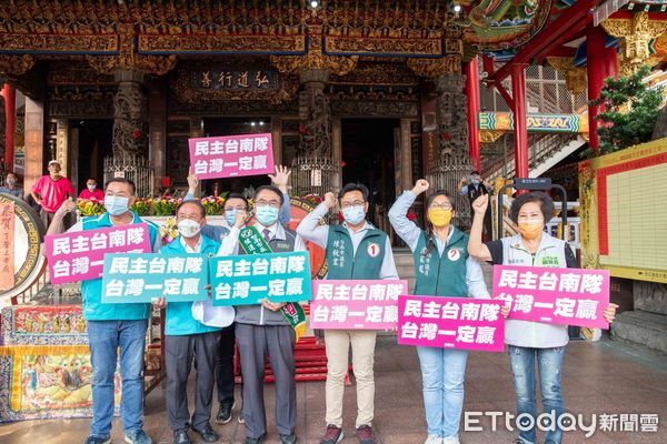 ▲選戰倒數計時，台南市長候選人黃偉哲15日在下營上帝廟，啟動「連任勝選車隊」，希望透過車隊掃街拜票，向市民傳達政見與願景，展現黃偉哲繼續拚的決心。（圖／記者林悅翻攝，下同）