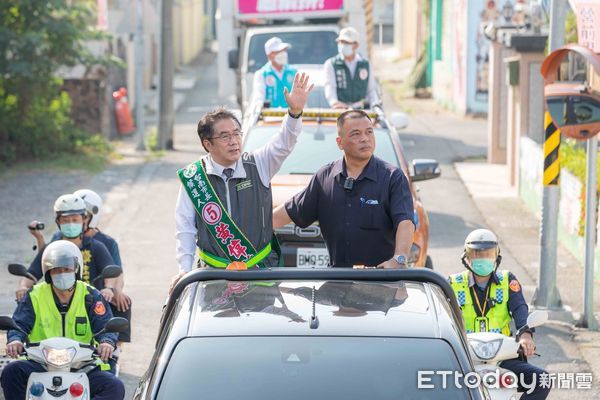 ▲選戰倒數計時，台南市長候選人黃偉哲15日在下營上帝廟，啟動「連任勝選車隊」，希望透過車隊掃街拜票，向市民傳達政見與願景，展現黃偉哲繼續拚的決心。（圖／記者林悅翻攝，下同）