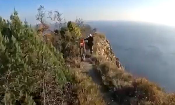死亡畫面曝光！特技男在山頂小道騎車 　突然墜下100公尺墜崖。（圖／翻攝自YouTube／帳號名稱）