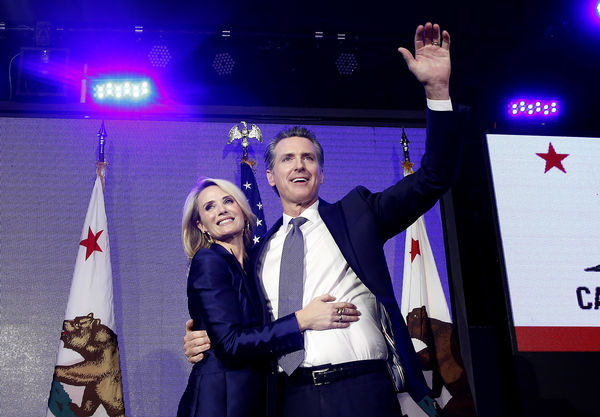 ▲▼ 加州州長紐森（Gavin Newsom）及妻子珍妮佛席貝爾紐森（Jennifer Siebel Newsom）。（圖／達志影像／美聯社）