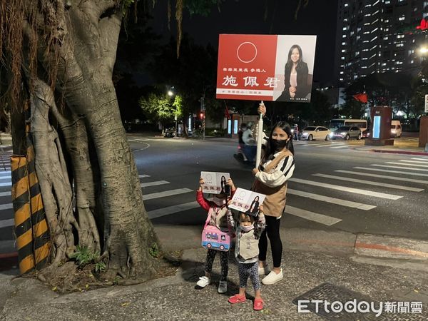 ▲▼台北市北投區榮華里里長候選人施佩君，自嘲「地方媽媽」、「政治素人勇闖政治叢林」。（圖／記者黃哲民攝、施佩君提供）