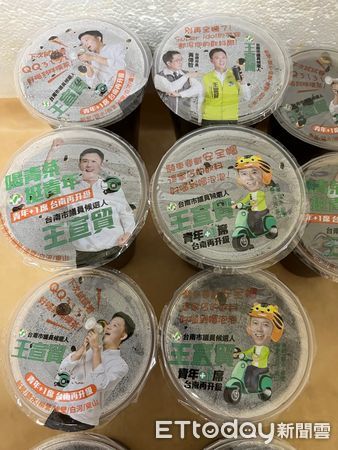 ▲台南市第一選區市議員候選人王宣貿發揮巧思，找廠商設計選戰專用封口膜，請飲料店換上他設計的封口膜，要讓選民喝下每一口飲料時，多看他一眼留下深刻印象。（圖／記者林悅翻攝，下同）