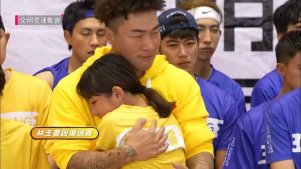 節目上正式宣布林玉書因腳傷退出，領隊郭泓志抱著她難過哭了。（圖／翻攝LINE TV）