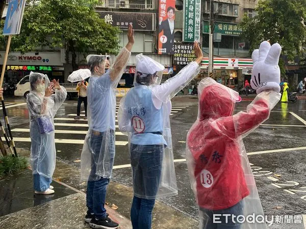 ▲▼  蔣萬安今上午赴內湖路口拜票     。（圖／記者崔至雲攝）