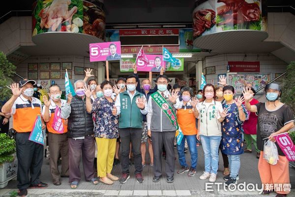 ▲台南市長黃偉哲也開啟競選衝刺模式，16日一早8時再次前往台南六甲公有市場，向六甲鄉親一一懇請鞠躬拜票，受到熱烈歡迎。（圖／記者林悅翻攝，下同）