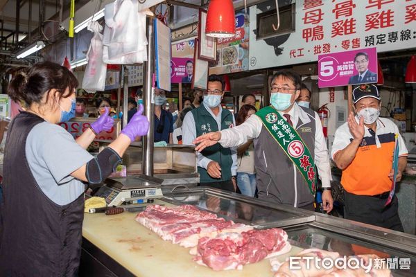 ▲台南市長黃偉哲也開啟競選衝刺模式，16日一早8時再次前往台南六甲公有市場，向六甲鄉親一一懇請鞠躬拜票，受到熱烈歡迎。（圖／記者林悅翻攝，下同）