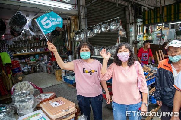 ▲台南市長黃偉哲也開啟競選衝刺模式，16日一早8時再次前往台南六甲公有市場，向六甲鄉親一一懇請鞠躬拜票，受到熱烈歡迎。（圖／記者林悅翻攝，下同）