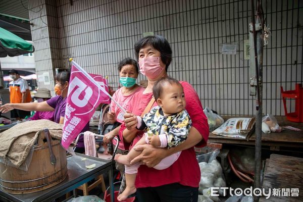 ▲台南市長黃偉哲也開啟競選衝刺模式，16日一早8時再次前往台南六甲公有市場，向六甲鄉親一一懇請鞠躬拜票，受到熱烈歡迎。（圖／記者林悅翻攝，下同）