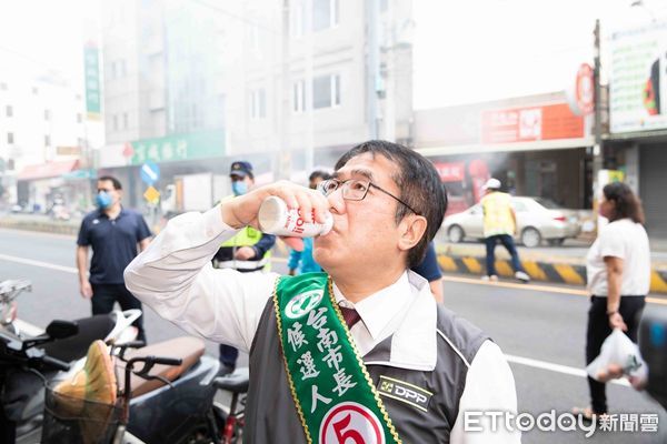 ▲台南市長黃偉哲也開啟競選衝刺模式，16日一早8時再次前往台南六甲公有市場，向六甲鄉親一一懇請鞠躬拜票，受到熱烈歡迎。（圖／記者林悅翻攝，下同）