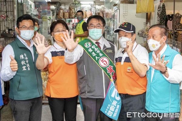 ▲台南市長黃偉哲也開啟競選衝刺模式，16日一早8時再次前往台南六甲公有市場，向六甲鄉親一一懇請鞠躬拜票，受到熱烈歡迎。（圖／記者林悅翻攝，下同）