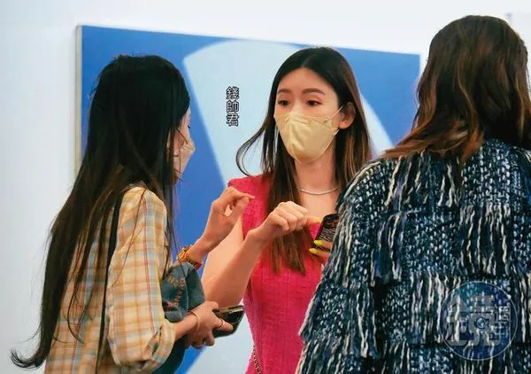 今年5月，錢帥君（中）和女友人現身台北當代藝術博覽會看展。