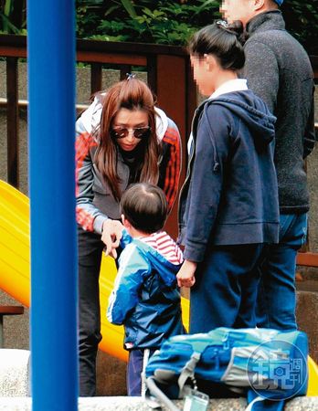 2018年本刊直擊錢帥君（左）和保母一同去學校接小孩。