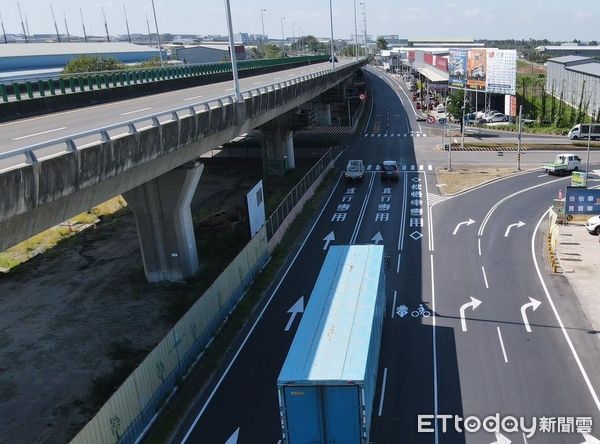 ▲台南市工務局近日已完成國道8號南北兩側側車道，共約12公里的路平改善，提供民眾一條平坦安全、舒適順暢的行車環境。（圖／記者林悅翻攝，下同）