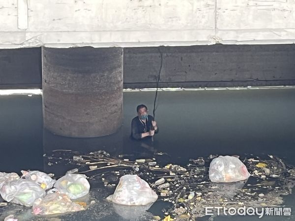 ▲▼板橋環河西路四段光環路口光復水門下水門閘口一位民眾年約60歲左右受困裡面。（圖／記者許靖騏攝）