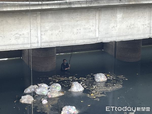 ▲▼板橋環河西路四段光環路口光復水門下水門閘口一位民眾年約60歲左右受困裡面。（圖／記者許靖騏攝）