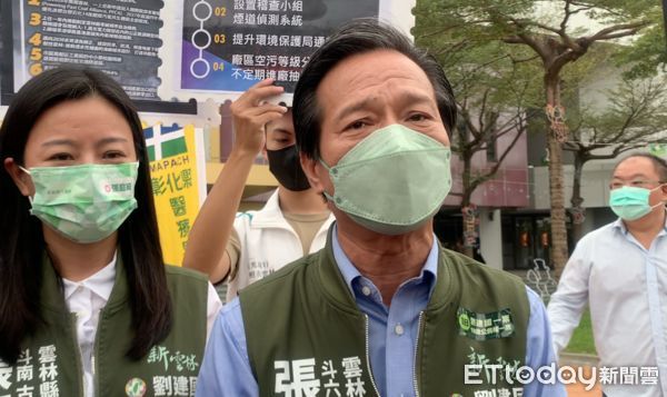 ▲雲林今日出現「票投張麗善就是支持習近平」布條，署名民進黨雲林縣議會黨團、江文登、周秀月、張庭琦、林文彬、蔡孟真、蔡岳儒。（圖／記者蔡佩旻翻攝）