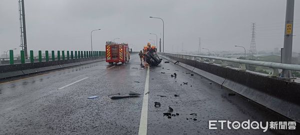 ▲▼自小客疑雨天失控，撞國5護欄側翻釀1傷。（圖／記者游芳男翻攝，下同）