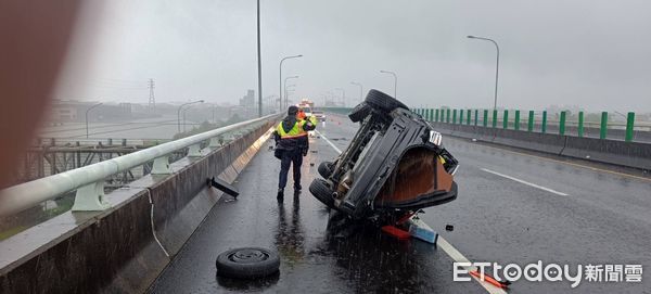 ▲▼自小客疑雨天失控，撞國5護欄側翻釀1傷。（圖／記者游芳男翻攝，下同）