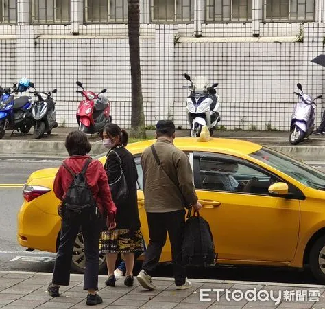 ▲▼護理師曾廉容涉殺害已婚牙醫男友，她的母親與姑姑等家人專程從屏東北上旁聽開庭後，黯然搭車離開             。（圖／記者黃哲民攝）