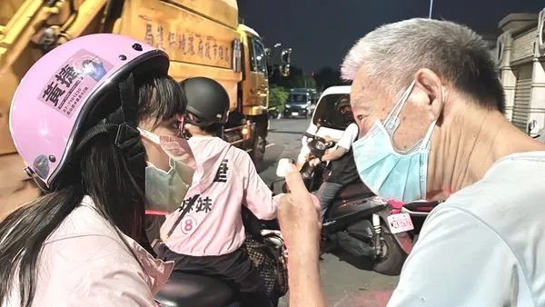 ▲▼黃捷追垃圾車意外插曲！妹子衝出巷口搶合照，網嗨喊：揪團了。（圖／記者賴文萱翻攝）