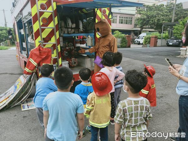 ▲台南市東原國小附設幼兒班學員近10多人，前往台南市消防一大隊東原消防分隊參觀，由分隊長陳中和帶領宣導消防常識宣導，介紹消防車各式裝備器材。（圖／記者林悅翻攝，下同）