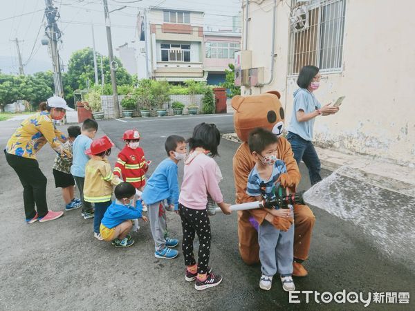 ▲台南市東原國小附設幼兒班學員近10多人，前往台南市消防一大隊東原消防分隊參觀，由分隊長陳中和帶領宣導消防常識宣導，介紹消防車各式裝備器材。（圖／記者林悅翻攝，下同）