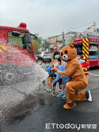 ▲台南市東原國小附設幼兒班學員近10多人，前往台南市消防一大隊東原消防分隊參觀，由分隊長陳中和帶領宣導消防常識宣導，介紹消防車各式裝備器材。（圖／記者林悅翻攝，下同）