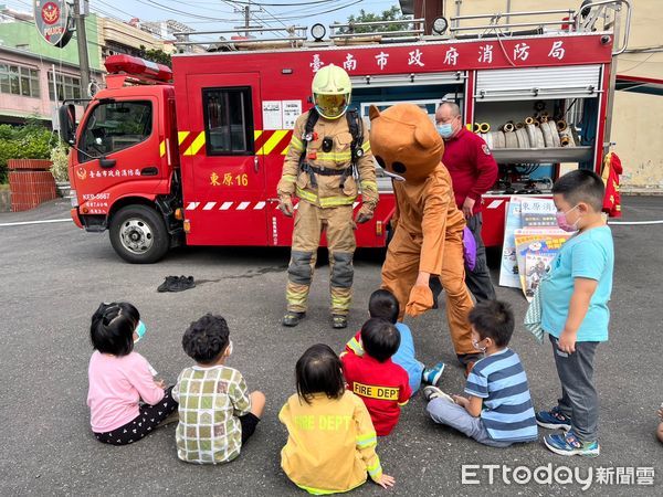 ▲台南市東原國小附設幼兒班學員近10多人，前往台南市消防一大隊東原消防分隊參觀，由分隊長陳中和帶領宣導消防常識宣導，介紹消防車各式裝備器材。（圖／記者林悅翻攝，下同）