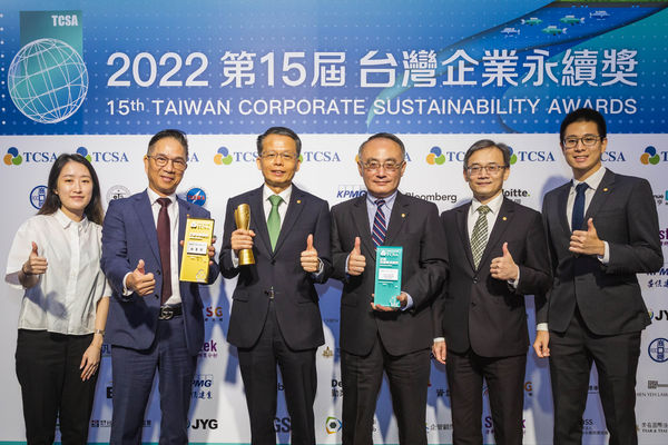 ▲長榮航空孫嘉明總經理(左三)特別率領公司永續委員會團隊一同出席「2022年第十五屆台灣企業永續獎(TCSA)」頒獎典禮。（圖／長榮提供）