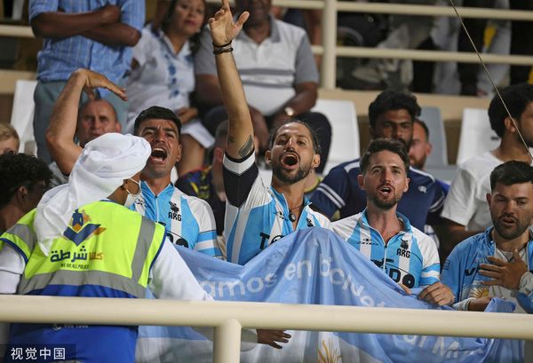 ▲阿根廷國家隊和梅西在阿拉伯聯合大公國備戰，吸引大批球迷前來加油。（圖／CFP）