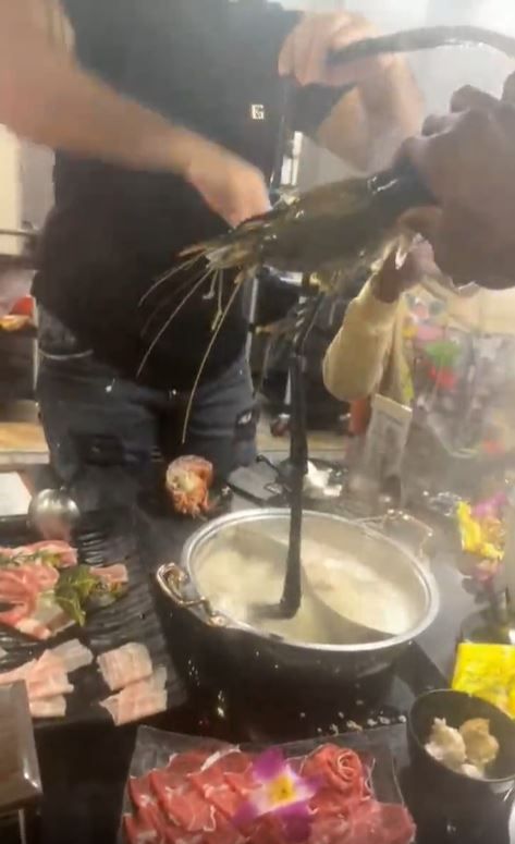 魔獸霍華德（Dwight Howard）在台灣吃火鍋、嗑海鮮。（圖／翻攝自IG／dwighthoward）