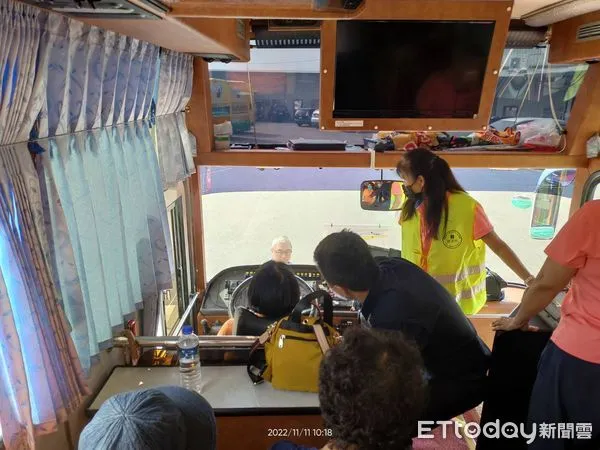 ▲▼台中大型車事故已發生1700多件，造成14人死亡，阿公阿嬤們坐上駕駛座驚呼，真的看不到人車。（圖／警方提供，下同）