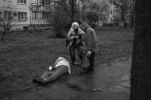 ▲▼烏克蘭東部大城哈爾科夫，婦女目擊街頭血流成河。（圖／達志影像／美聯社）