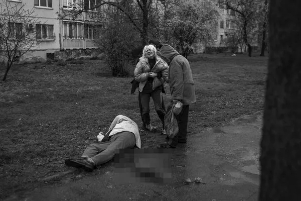 ▲▼烏克蘭東部大城哈爾科夫，婦女目擊街頭血流成河。（圖／達志影像／美聯社）