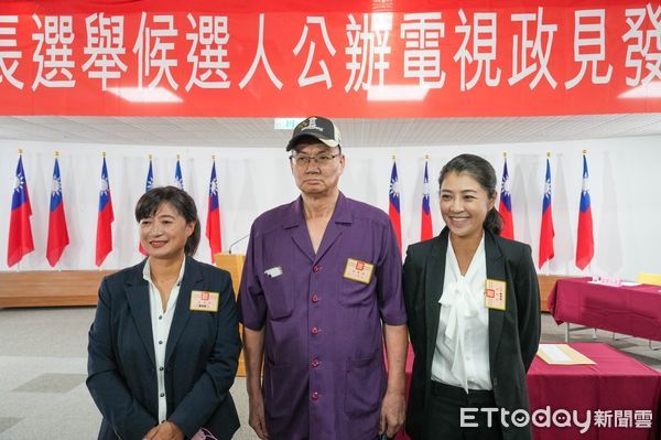 ▲無黨籍南投縣長候選人王永慶（中）於公辦政見發表會大酸身邊的藍綠對手。（圖／許淑華競選總部提供，下同）