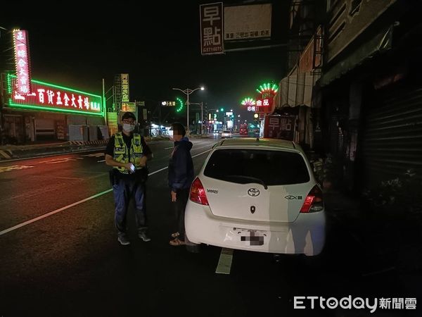 ▲枋寮警分局建興派出所副所長林柏明、警員謝世賢協助處理拋錨車          。（圖／記者陳崑福翻攝，下同）