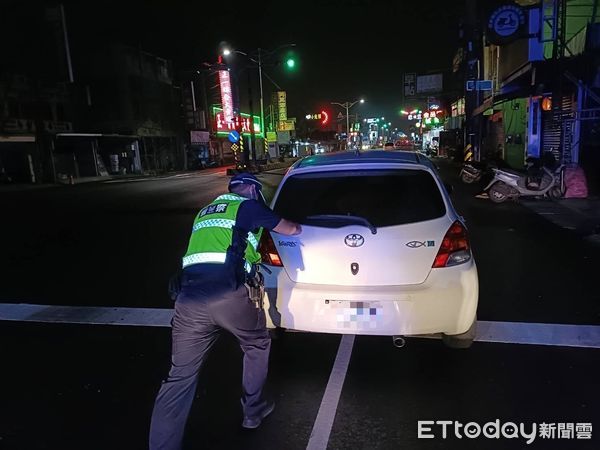 ▲枋寮警分局建興派出所副所長林柏明、警員謝世賢協助處理拋錨車          。（圖／記者陳崑福翻攝，下同）