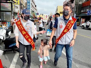 議員「11選7」還有堂弟挑戰　雲林副議長手牽幼女拜票拚3連任