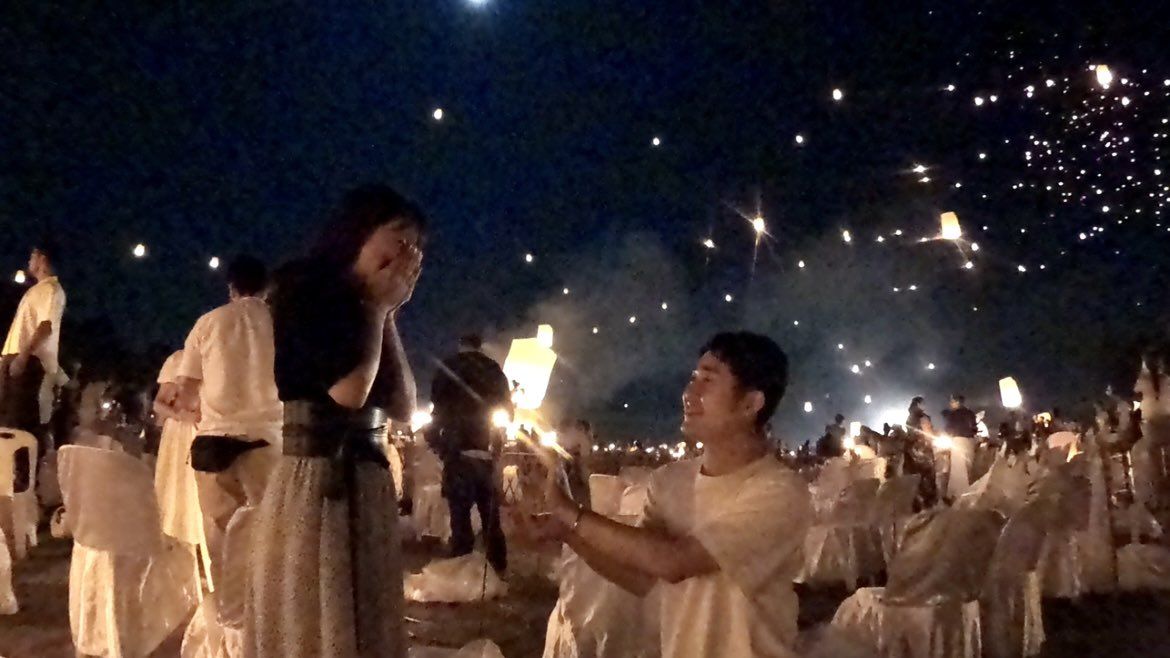 ▲▼情侶在泰國水燈節求婚。（圖／翻攝自推特@tailovene）
