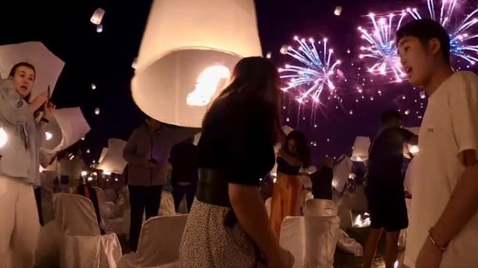 ▲▼情侶在泰國水燈節求婚。（圖／翻攝自推特@tailovene）