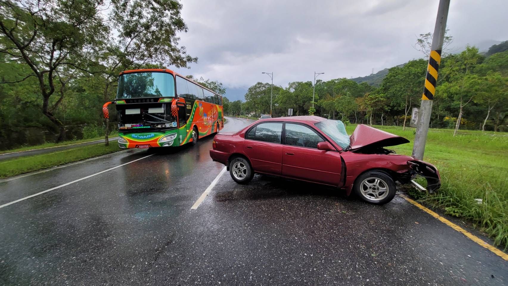 ▲▼挺韓直播主「未注意車前狀況」猛撞路燈　車頭全毀畫面曝。（圖／讀者提供）