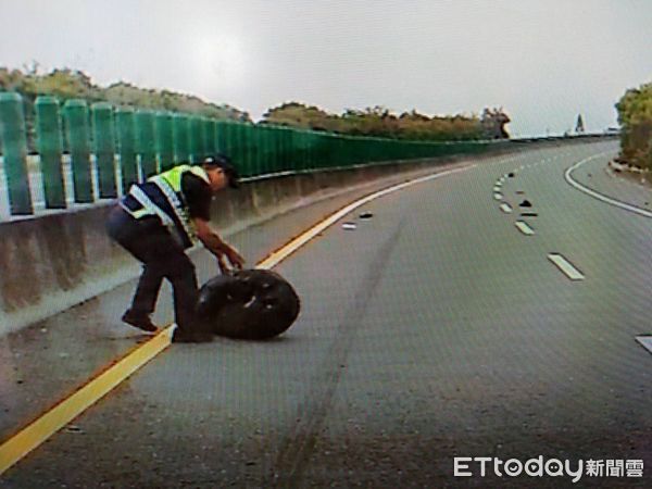 ▲臺61快速道路口湖遊客中心路段昨日上午出好大量白紙從天而降。（圖／記者蔡佩旻翻攝）