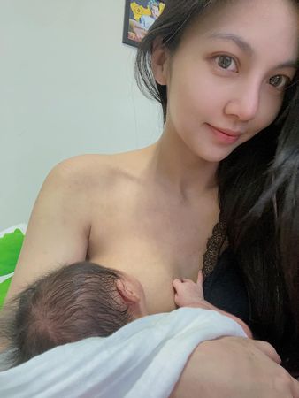 [新聞] 莉婭曬「親哺母乳照」美到千人朝聖讚爆！