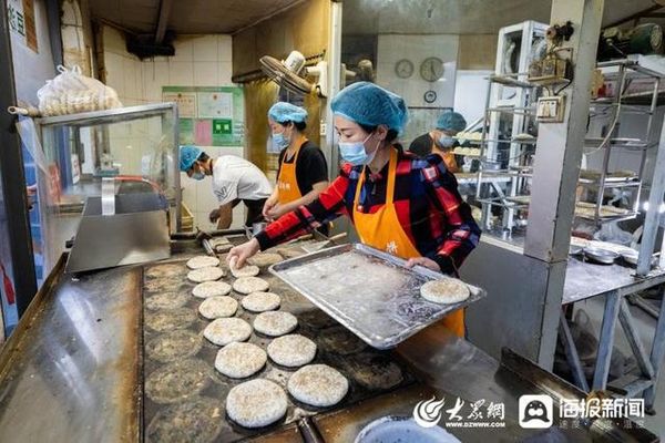 ▲山東濟南一間燒餅老店開出高薪聘請大學畢業生。（圖／翻攝海報新聞）