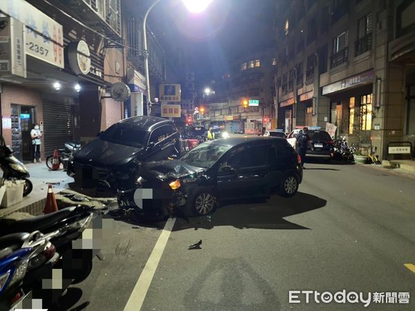 ▲▼邱男高速撞路邊7汽機車             。（圖／記者陳以昇翻攝）