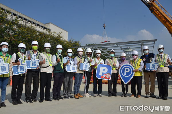 ▲台南市長黃偉哲視察台南體3地下停車場新建工程及上梁儀式，要求預先規劃營運各項整備之前置作業，期在啟用營運後即提供市民優質便捷停車服務。（圖／記者林悅翻攝，下同）