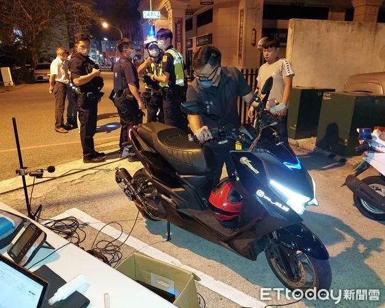 ▲▼除例行性的夜間稽查勤務，針對陳情路段及特定路段執行聯合攔查檢勤務。（圖／花蓮縣政府提供，下同）