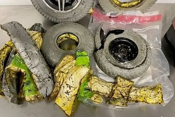 ▲▼美國海關查獲女子把古柯鹼藏在輪椅輪子。（圖／翻攝美國海關及邊境保護局）